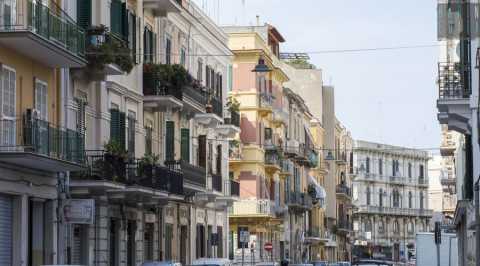 Il rione Madonnella, dove tra bassi e colorati palazzi sopravvive la Bari di inizio 900 